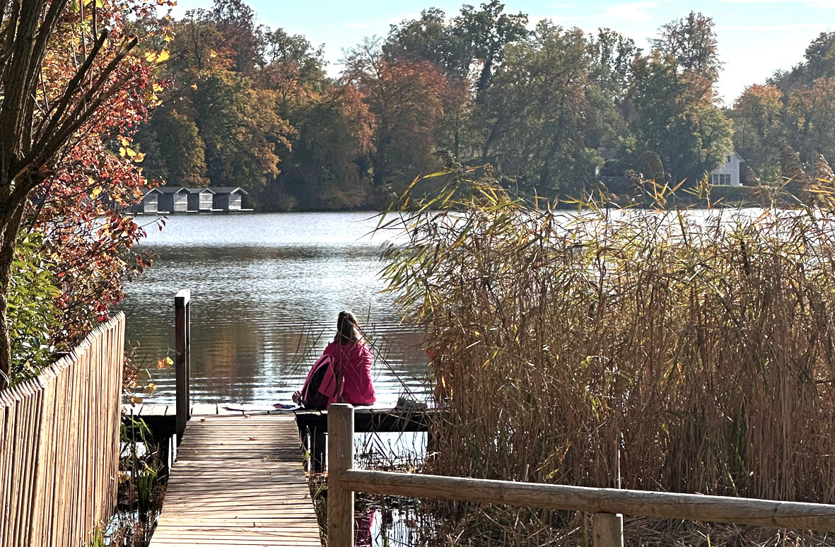 Badesee mit Frau auf Steg Algenblüte verhindern