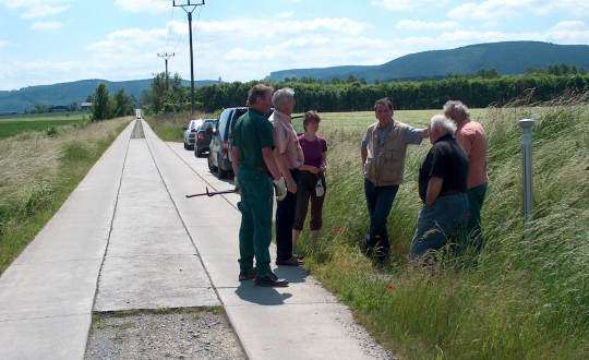 Blick auf Druckleitung im Harz: man sieht das Team der Abwasserfachleute und die Landschaft