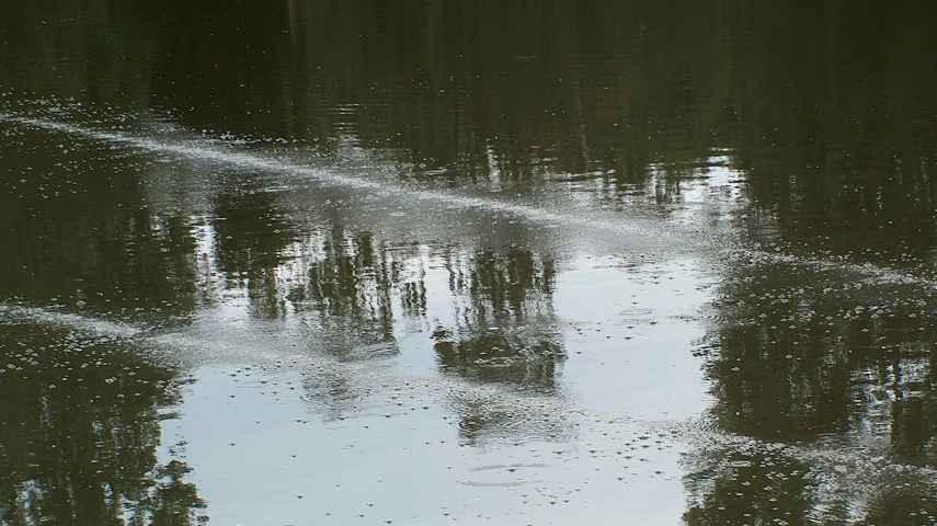 The small oxygen bubbles settle at the bottom and have a long residence time - at some point they dissolve and rise - then you see delicate fine bubbly aeration strands. The finer the bubbles, the less energy is wasted. When mounting, the pressure is set a little higher - this allows you to control the positioning.