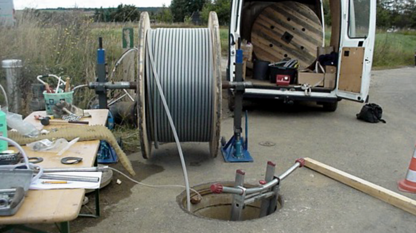 Hose reel in front of the delivery truck and the sewer opening: The Drausy® system is delivered and installed in one piece for the pressure line - this prevents disturbances within the pressure lines from causing clogging.