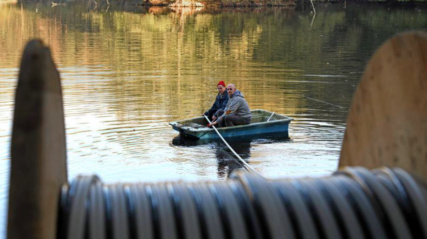 Drausy® Belüftungsstrecke auf der Rolle im Vordergrund - dahinter sieht man den Teich mit einem Ruderboot
