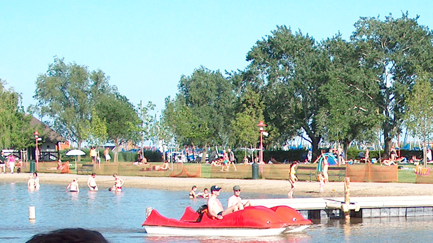 Der Badesee wird im Sommer mit Gästen bevölkert - auch Tret- und andere Boote fahren auf dem Gewässer. Das Drausy® Belüftungssystem stört bei der Nutzung des Gewässers nicht.