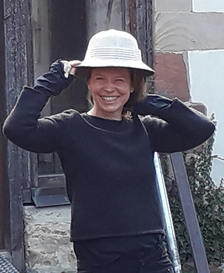 The picture shows Cordula Jäger in the mood for departure during the move from Schweigen-Rechtenbach to Offenbach - she has put on a pith helmet due to the situation, as the company takeover is a big adventure.