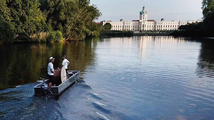 Boot Links auf Karpfenteich - im Hintergrund Schloss Charlottenburg - 