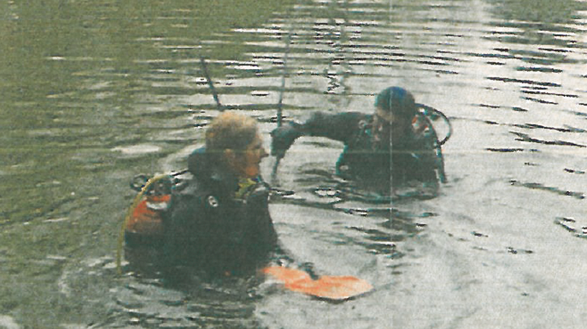 Vue de deux plongeurs dans l'étang Ritter : la mesure est examinée sous tous les angles.