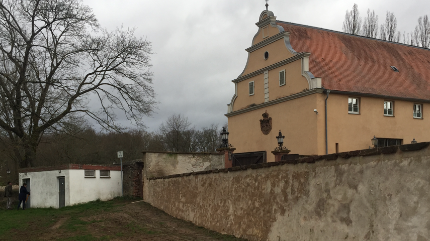 Vue sur le château de chasse Kranichstein Darmstadt avec le bâtiment technique près de la rive